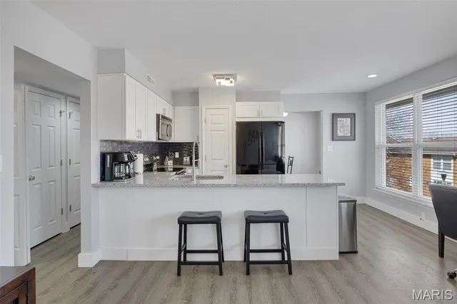 $2,400 | 1970 Greenpoint Drive, Unit 303, St. Louis, MO 63122