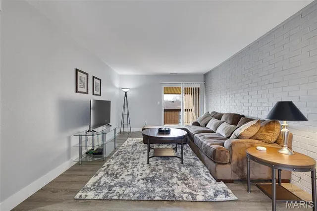 $2,400 | 1970 Greenpoint Drive, Unit 303, St. Louis, MO 63122