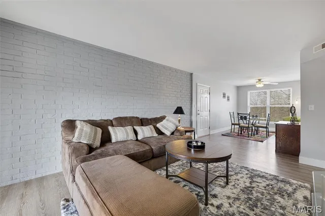 $2,400 | 1970 Greenpoint Drive, Unit 303, St. Louis, MO 63122