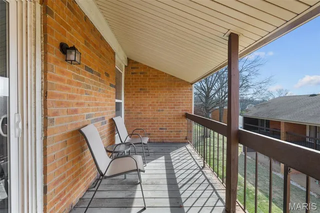 $2,400 | 1970 Greenpoint Drive, Unit 303, St. Louis, MO 63122