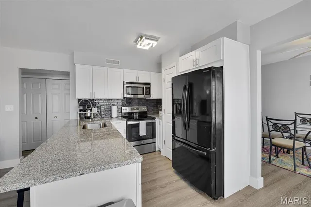 $2,400 | 1970 Greenpoint Drive, Unit 303, St. Louis, MO 63122