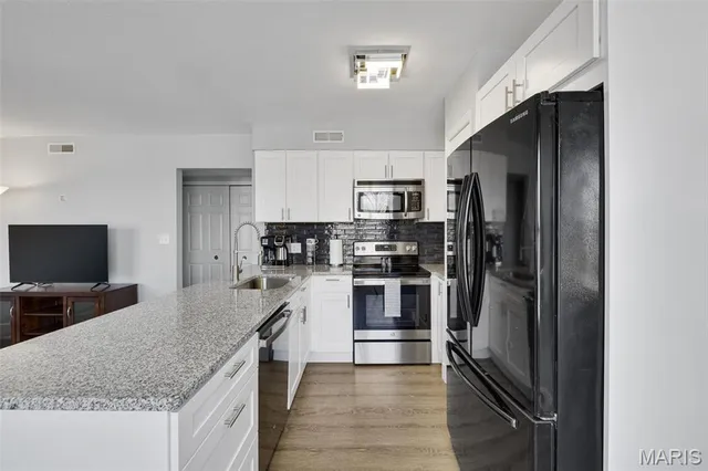 $2,400 | 1970 Greenpoint Drive, Unit 303, St. Louis, MO 63122