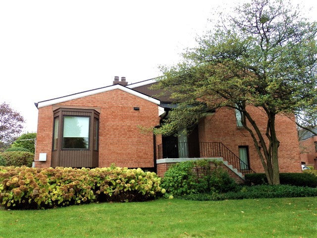19-w286 Governors Trail Oak Brook, IL 60523 - Photo 1 of 17 front view of a house with a yard