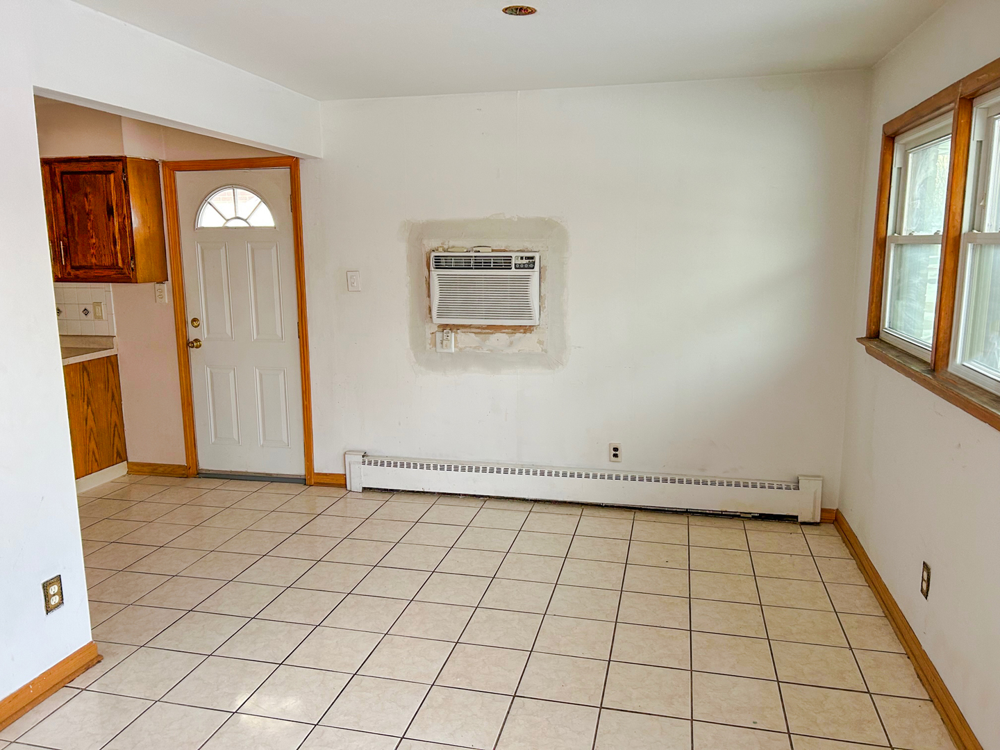 12919 South Escanaba Avenue Chicago, IL 60633 - Photo 7 of 16 a view of an empty room and window