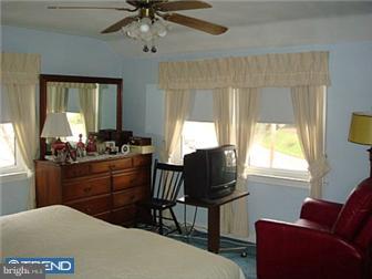 209 School Lane Springfield, PA 19064 - Photo 6 of 12 Bedroom - Main