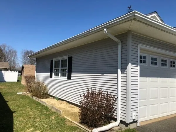 $2,950 | 60 Bridge Street, Hatfield, MA 01038