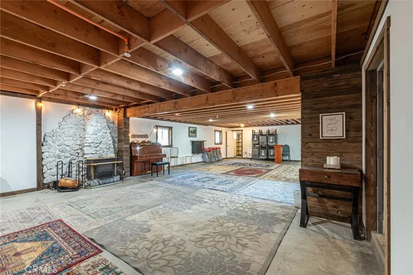 a view of livingroom with furniture