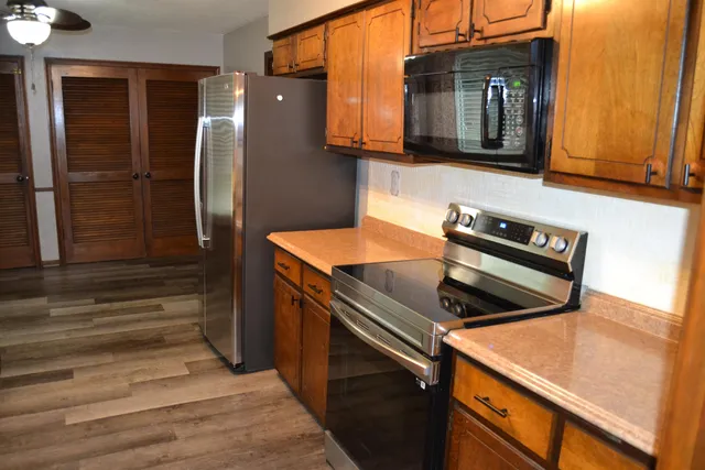 a kitchen that has a sink and a refrigerator