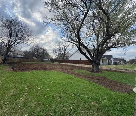 a view of yard with green space