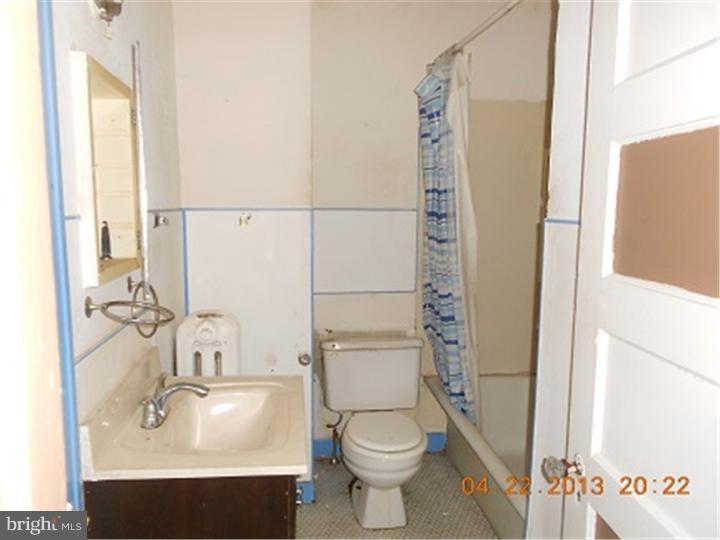 2525 Lloyd Street Philadelphia, PA 19142 - Photo 11 of 13 Bathroom