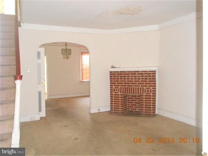 2525 Lloyd Street Philadelphia, PA 19142 - Photo 4 of 13 Living Room