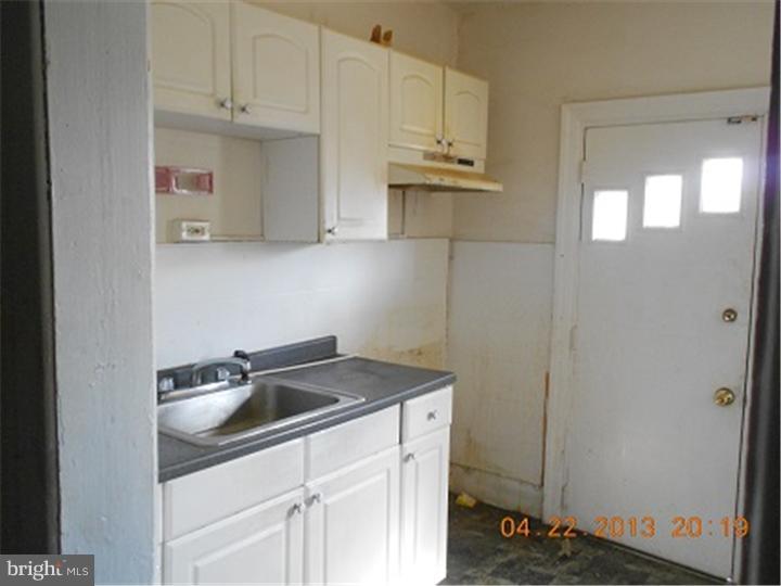 2525 Lloyd Street Philadelphia, PA 19142 - Photo 6 of 13 Kitchen