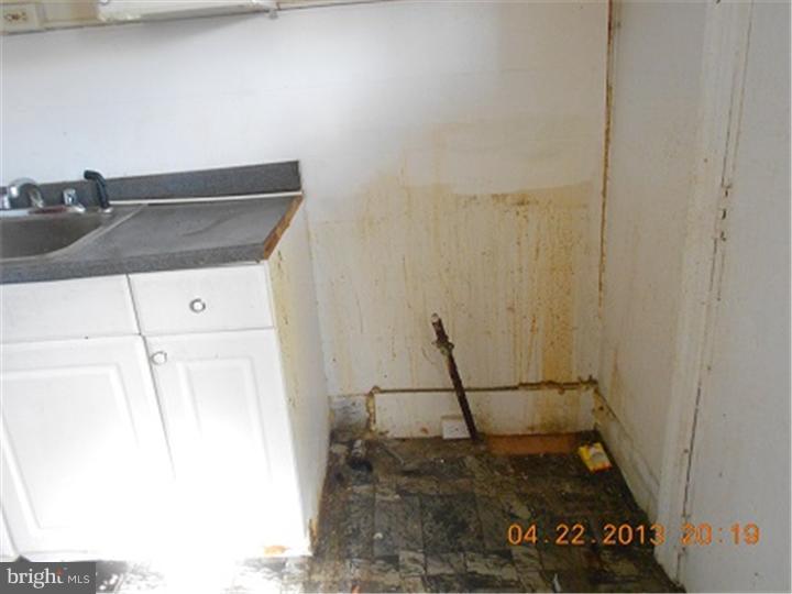 2525 Lloyd Street Philadelphia, PA 19142 - Photo 7 of 13 Kitchen