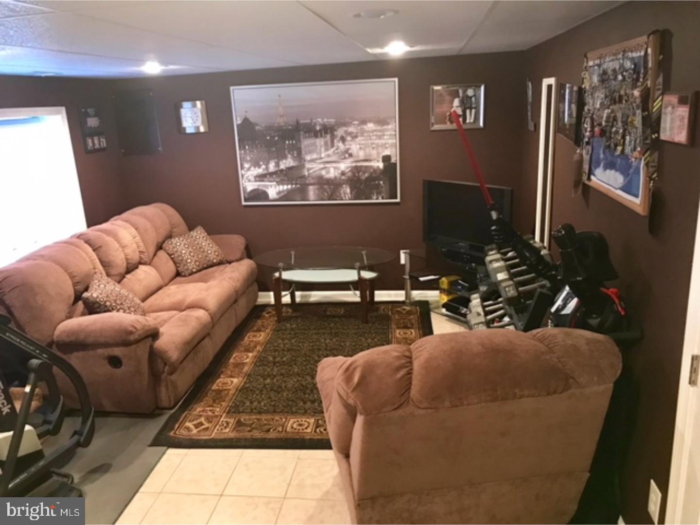 12840 Medford Road Philadelphia, PA 19154 - Photo 7 of 16 Living Room