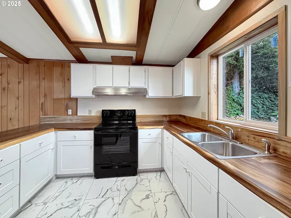 $199,900 | 15609 Highway 101, Brookings, OR 97415