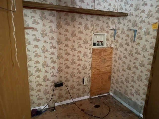 a bath room with a sink