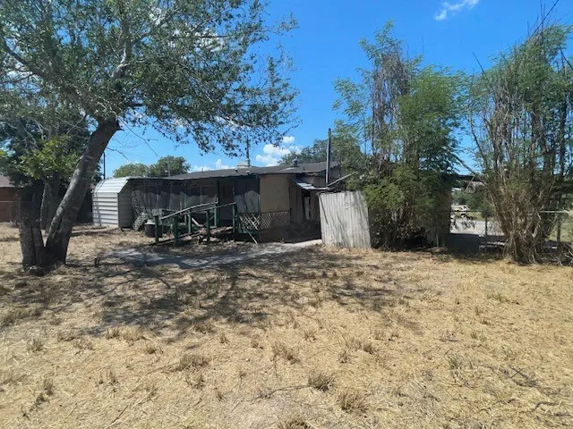a view of empty room with a ceiling fan