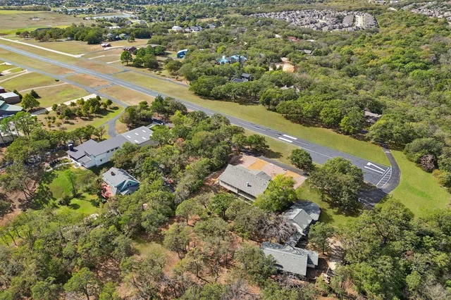 a view of a yard with parking space