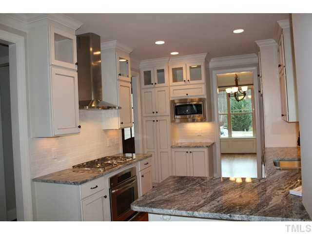 9008 Wellsley Way Raleigh, NC 27613 - Photo 4 of 25 Kitchen