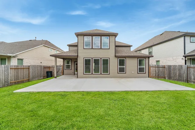a house that is sitting in the grass