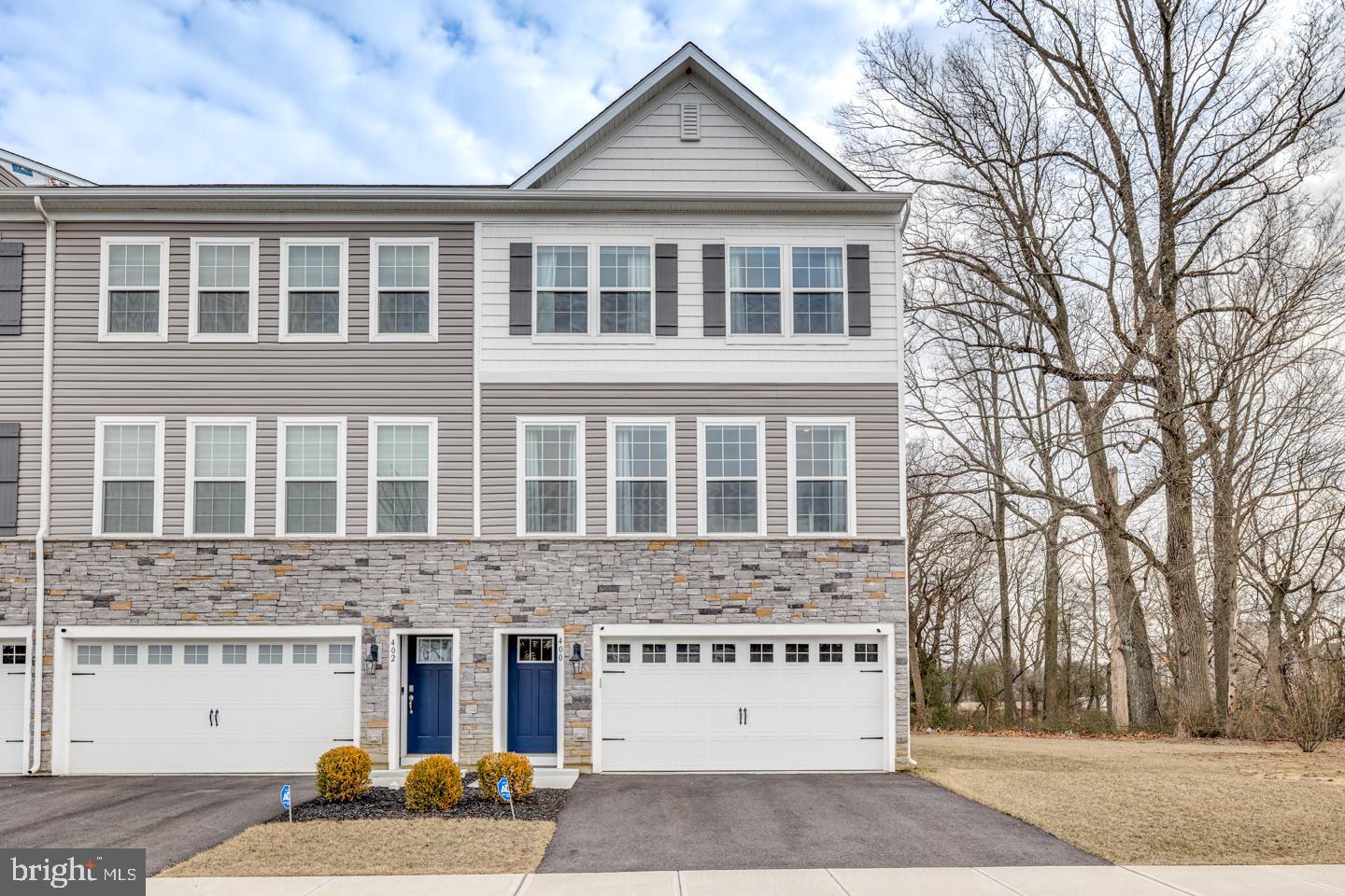 END UNIT  WITH  WOODED BACK