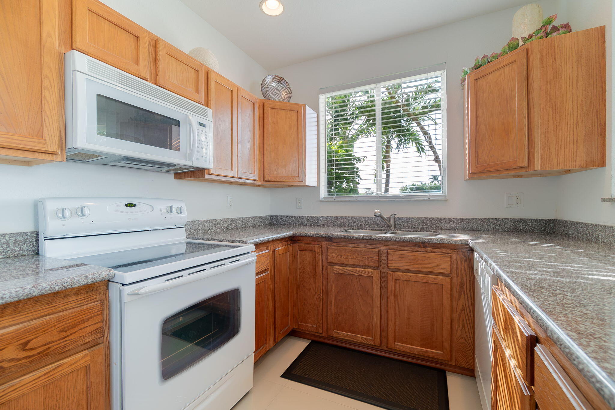 3165 Laurel Ridge Circle Riviera Beach, FL 33404 - Photo 11 of 32 Kitchen