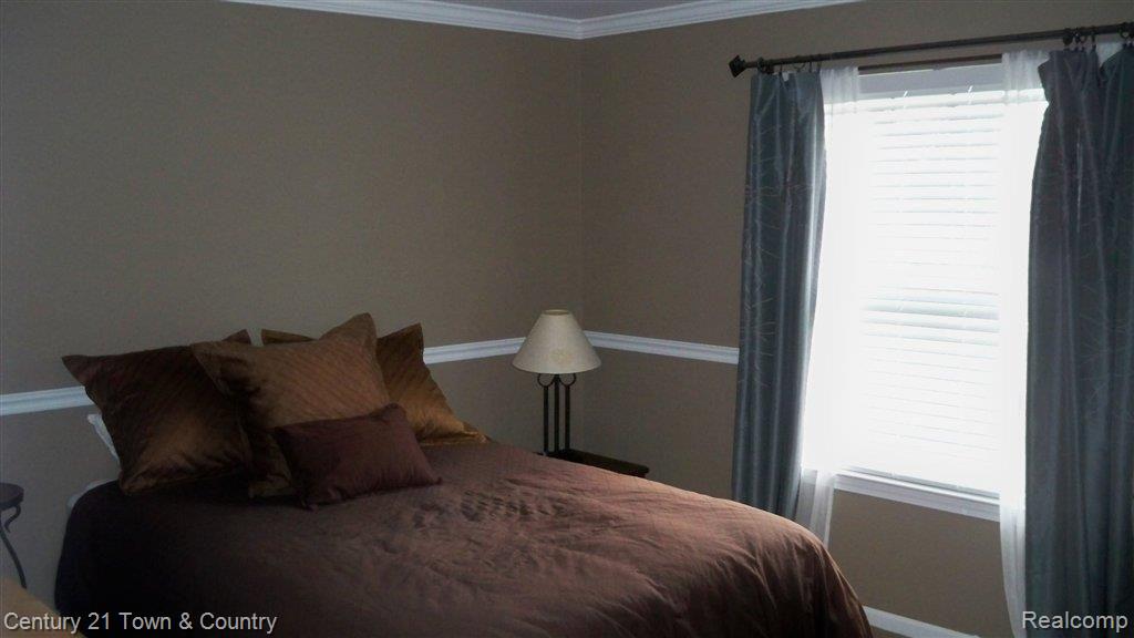1311 Ridgeview Circle Lake Orion, MI 48362 - Photo 18 of 23 100_4616.JPG