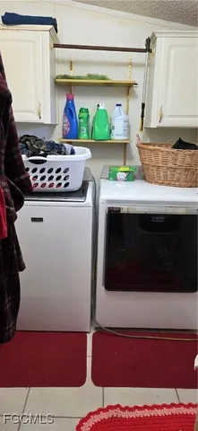 a bed room with a bed and a closet