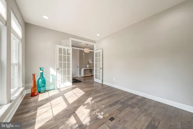 a view of livingroom with furniture