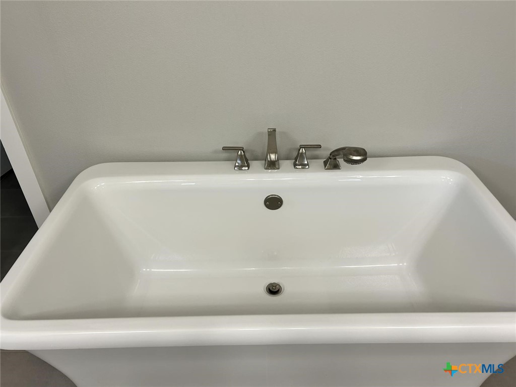 6426 Clayton Court Temple, TX 76502 - Photo 21 of 34 a bathroom with a bathtub