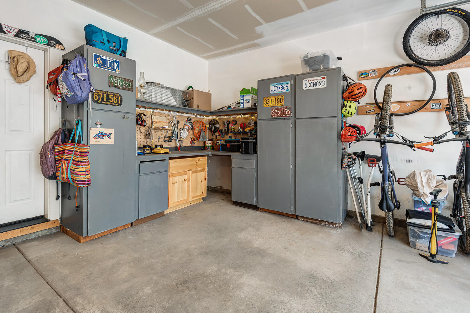 18796 Choctaw Road Bend, OR 97702 - Photo 25 of 35 Garage