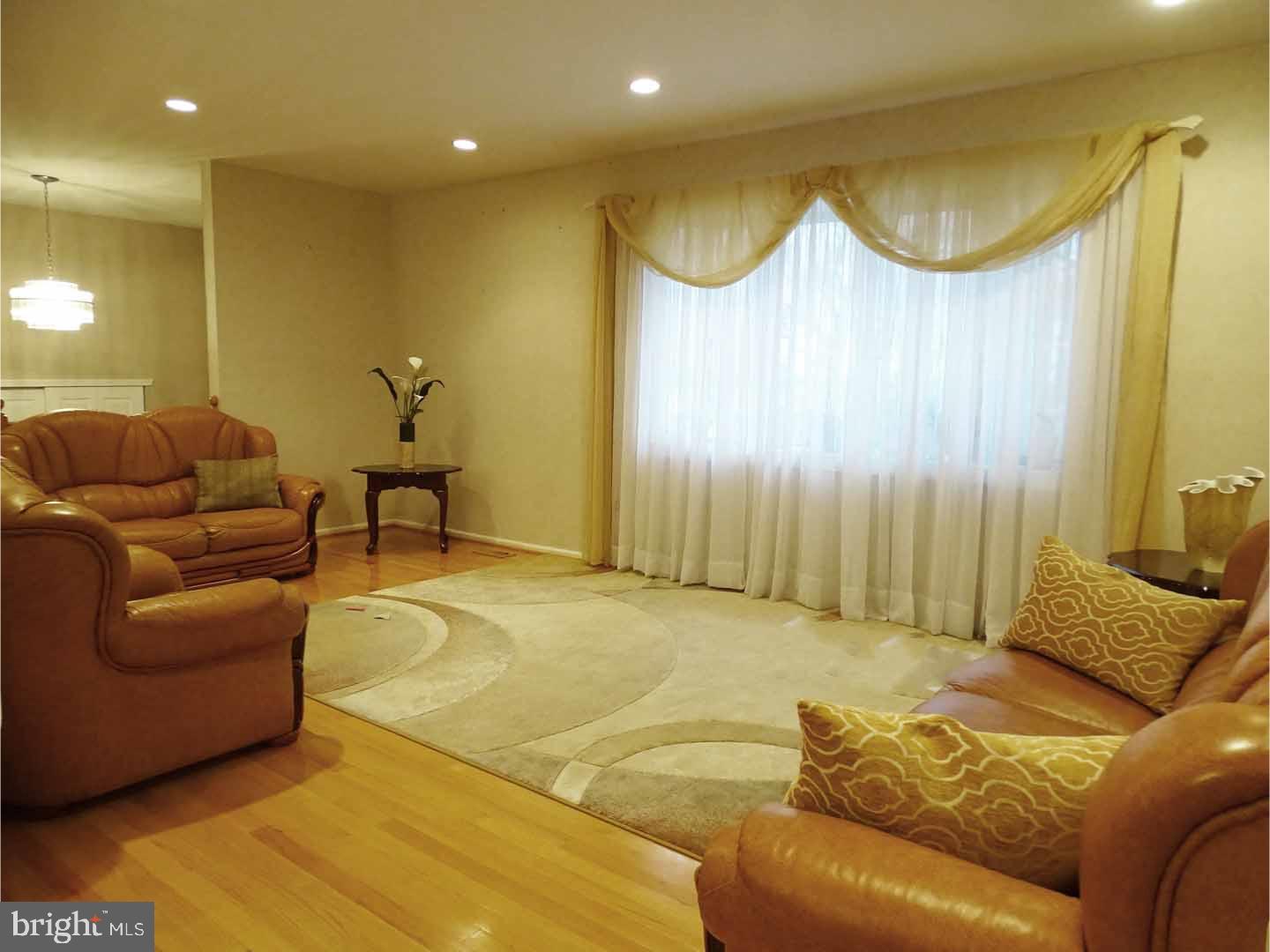 710 Bridgeview Road Langhorne, PA 19053 - Photo 4 of 25 Living Room
