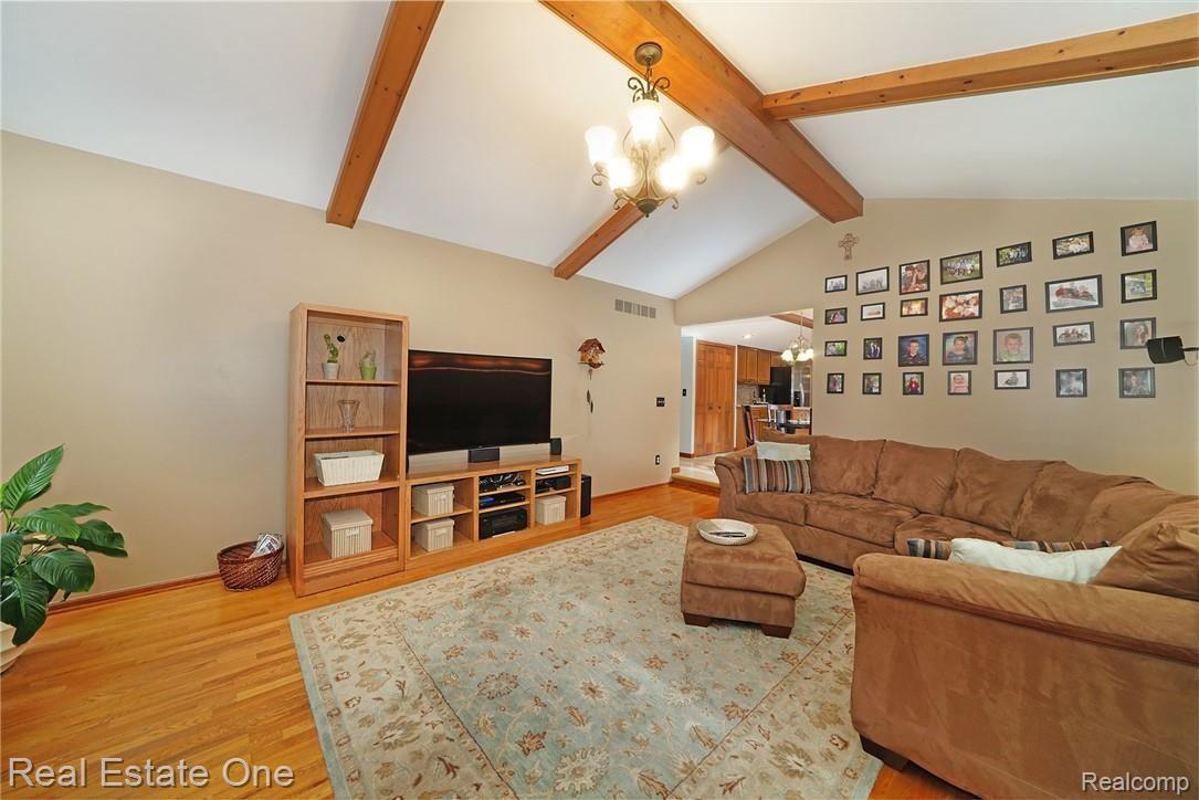1359 Springwood Lane Rochester, MI 48309 - Photo 19 of 48 18.jpg