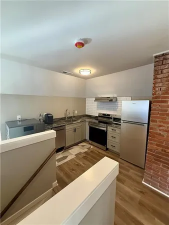 $1,295 | 3704 Baltimore Avenue, Unit 3, Kansas City, MO 64111