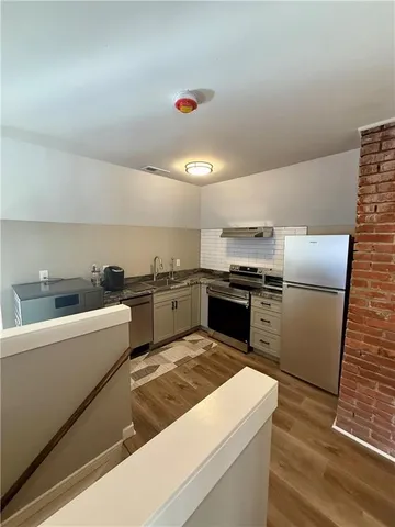 $1,295 | 3704 Baltimore Avenue, Unit 3, Kansas City, MO 64111