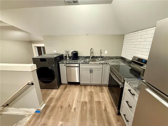 $2,000 | 3704 Baltimore Avenue, Unit 3, Kansas City, MO 64111