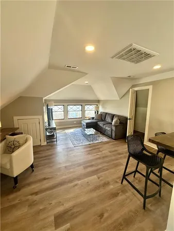 $1,295 | 3704 Baltimore Avenue, Unit 3, Kansas City, MO 64111