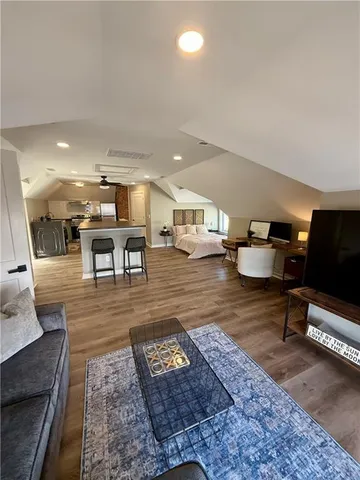 $1,295 | 3704 Baltimore Avenue, Unit 3, Kansas City, MO 64111