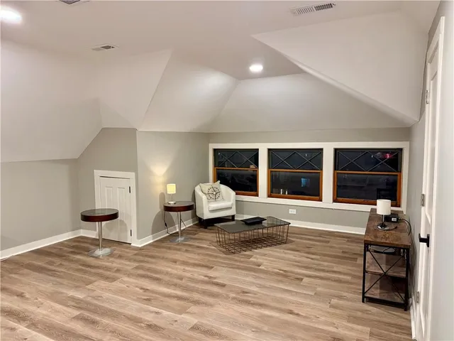 $2,000 | 3704 Baltimore Avenue, Unit 3, Kansas City, MO 64111