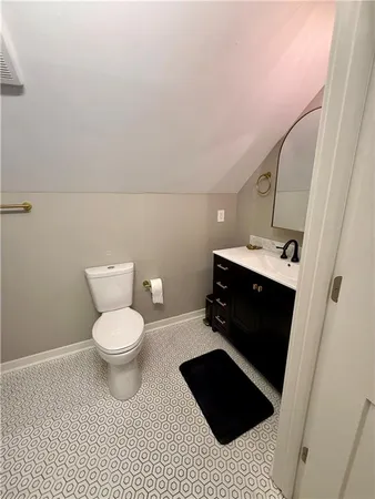 $1,295 | 3704 Baltimore Avenue, Unit 3, Kansas City, MO 64111