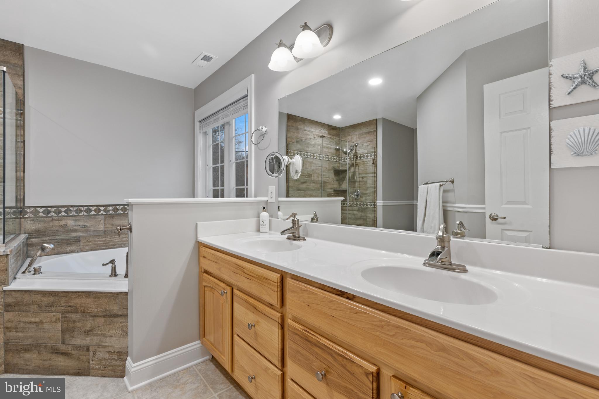 7800 Burgess Road Pasadena, MD 21122 - Photo 29 of 77 Primary ensuite bath