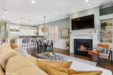 $649,900 | 1165 West Eddy Street, Unit 2W, Chicago, IL 60657