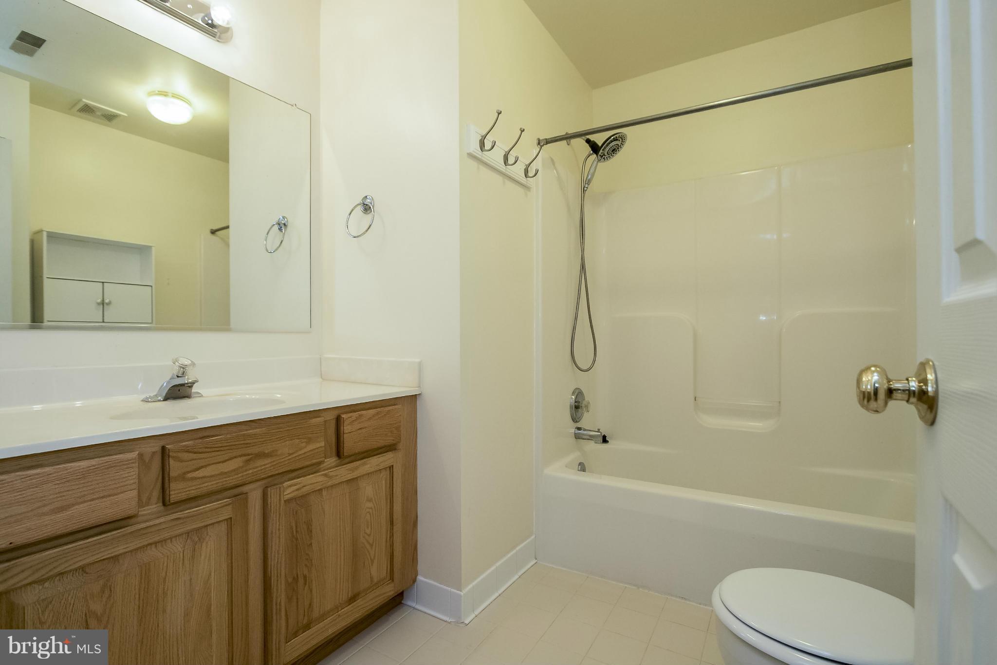 11706 Smithfield Road Manassas, VA 20112 - Photo 16 of 25 Upper Level Hall Full Bath!