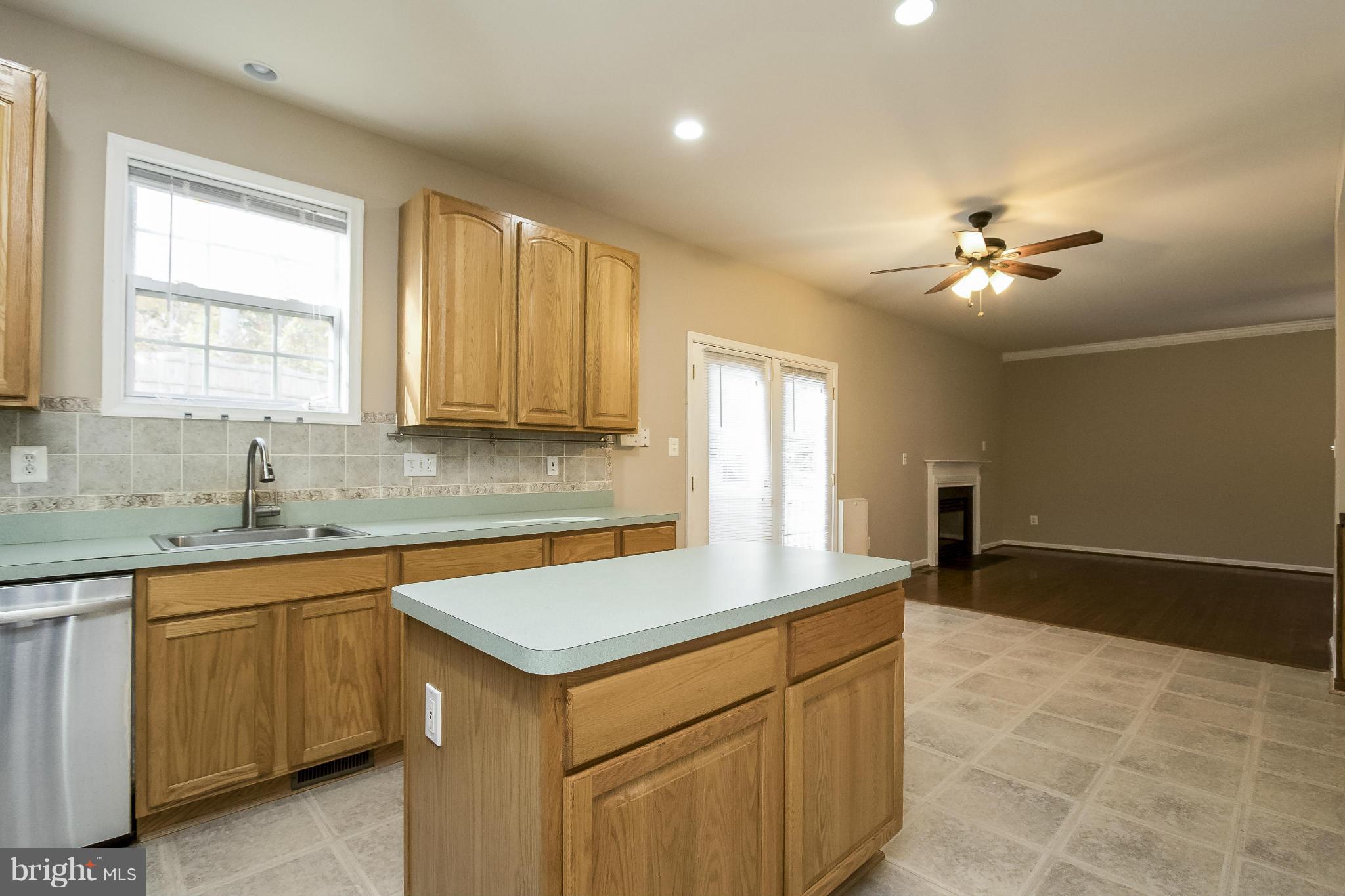 11706 Smithfield Road Manassas, VA 20112 - Photo 5 of 25 Kitchen with Table Space!