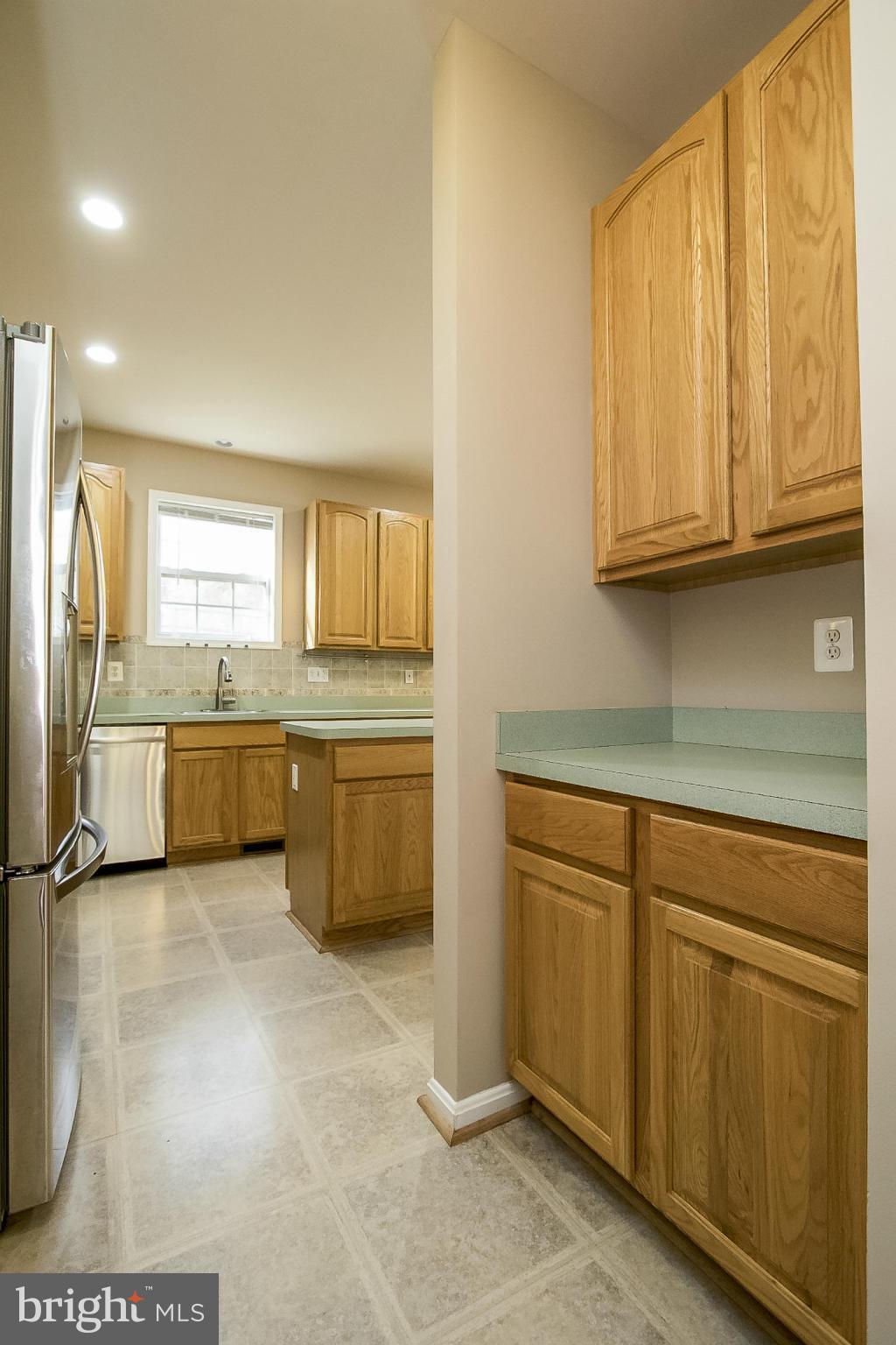 11706 Smithfield Road Manassas, VA 20112 - Photo 7 of 25 Butler's Pantry between Kitchen and Dining Room!
