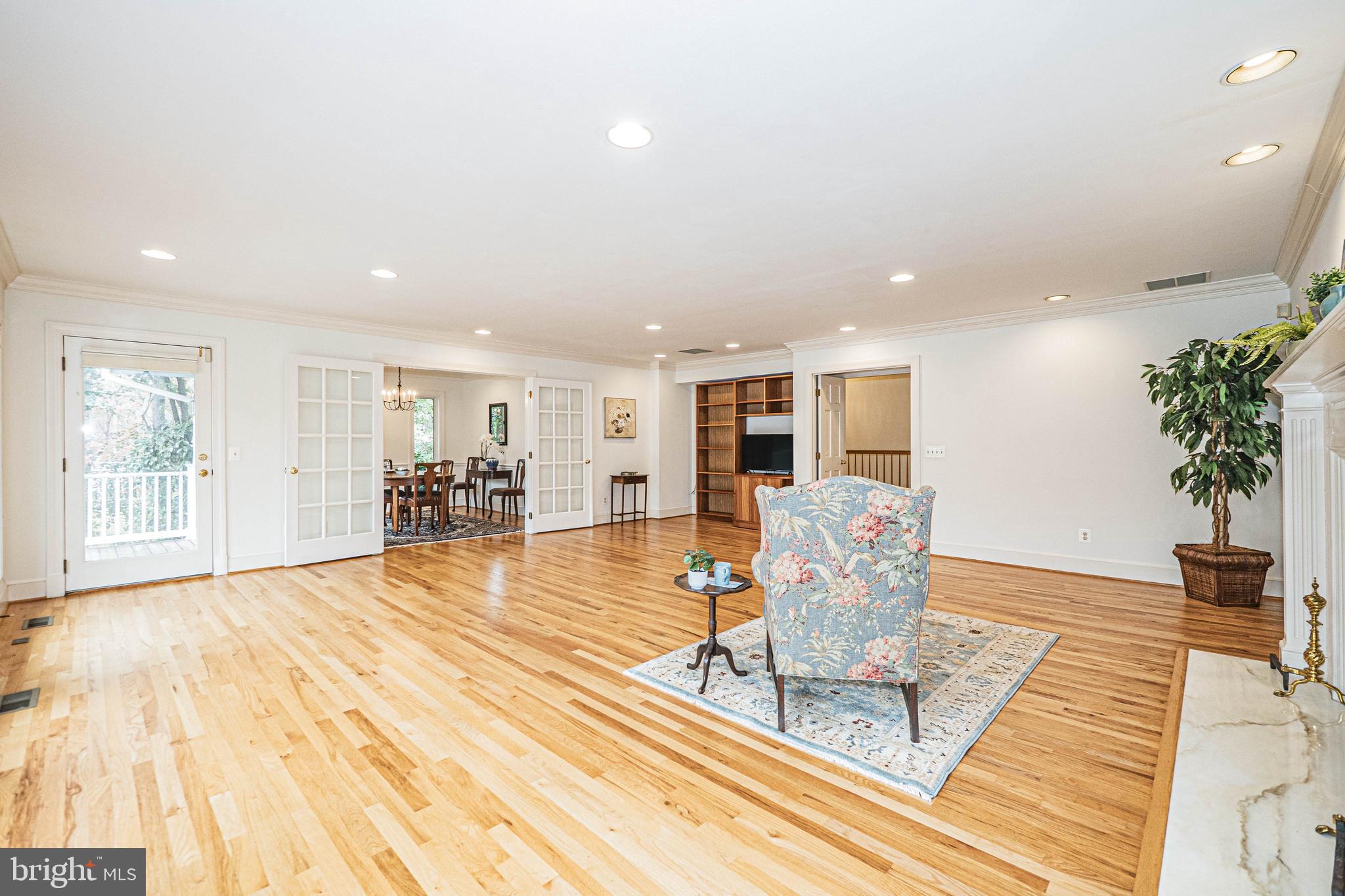 10100 Watkins Road Gaithersburg, MD 20882 - Photo 17 of 113 Main Level - Living Room