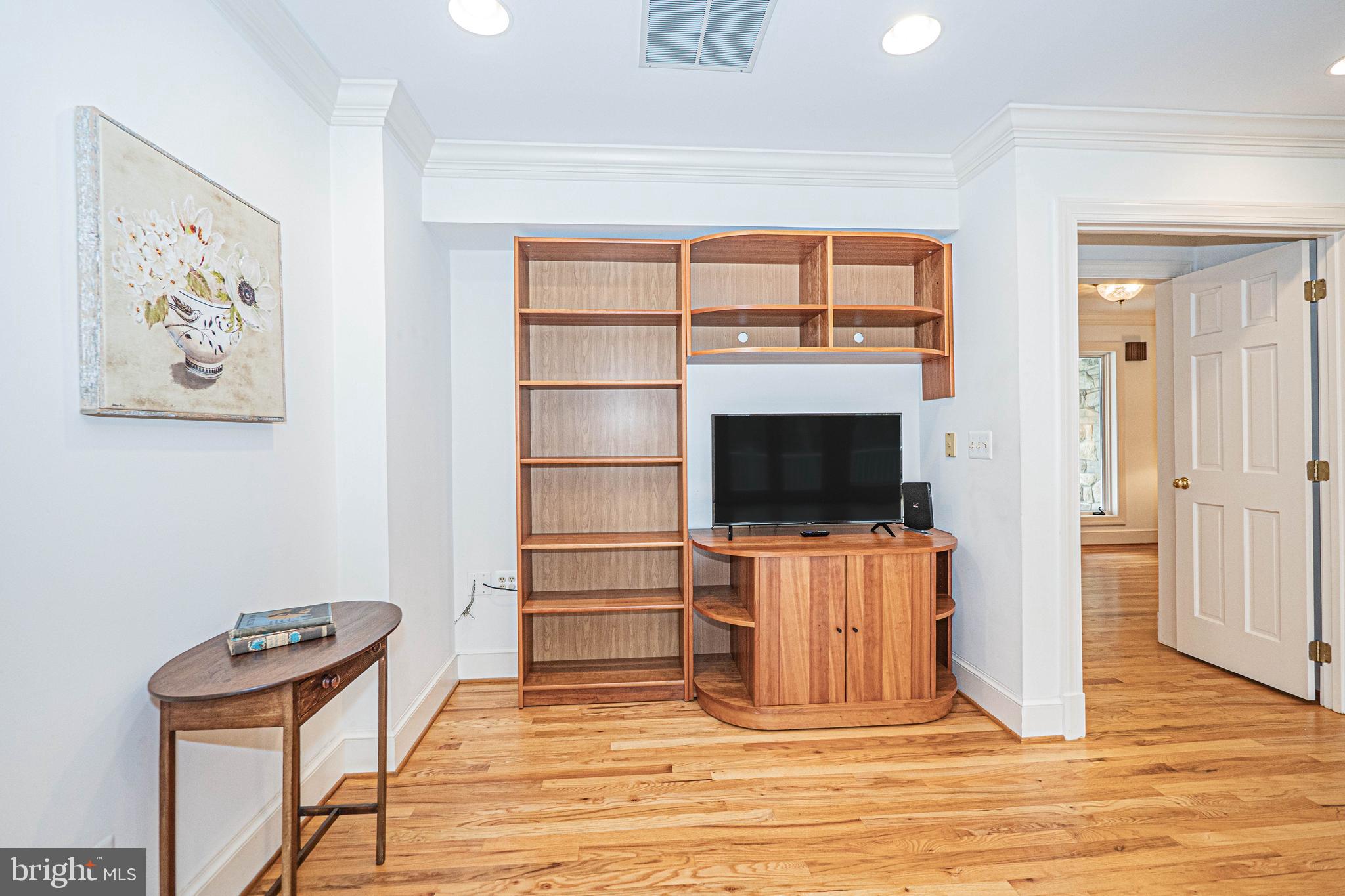 10100 Watkins Road Gaithersburg, MD 20882 - Photo 19 of 113 Main Level - Living Room