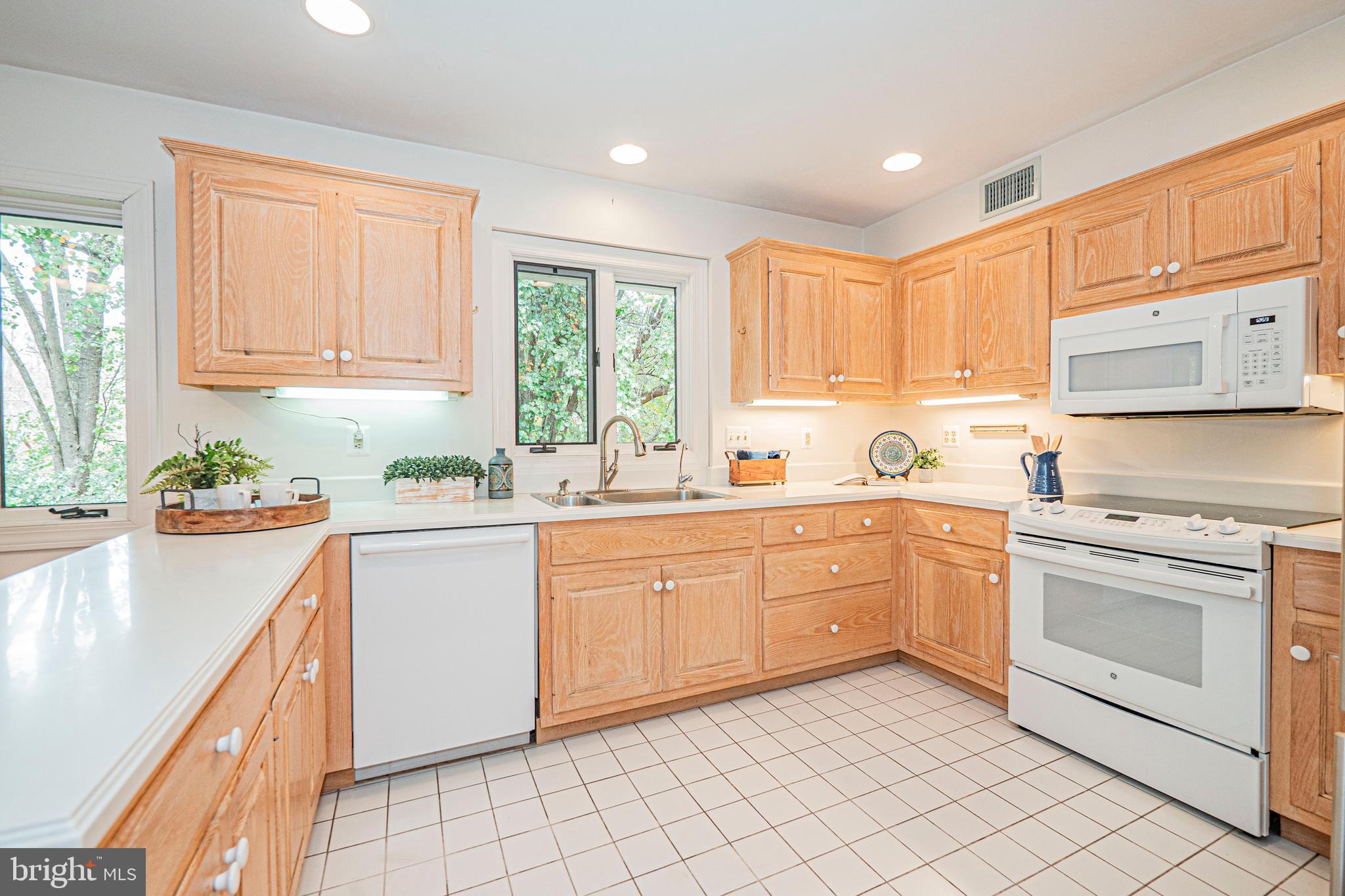 10100 Watkins Road Gaithersburg, MD 20882 - Photo 28 of 113 Main Level - Kitchen