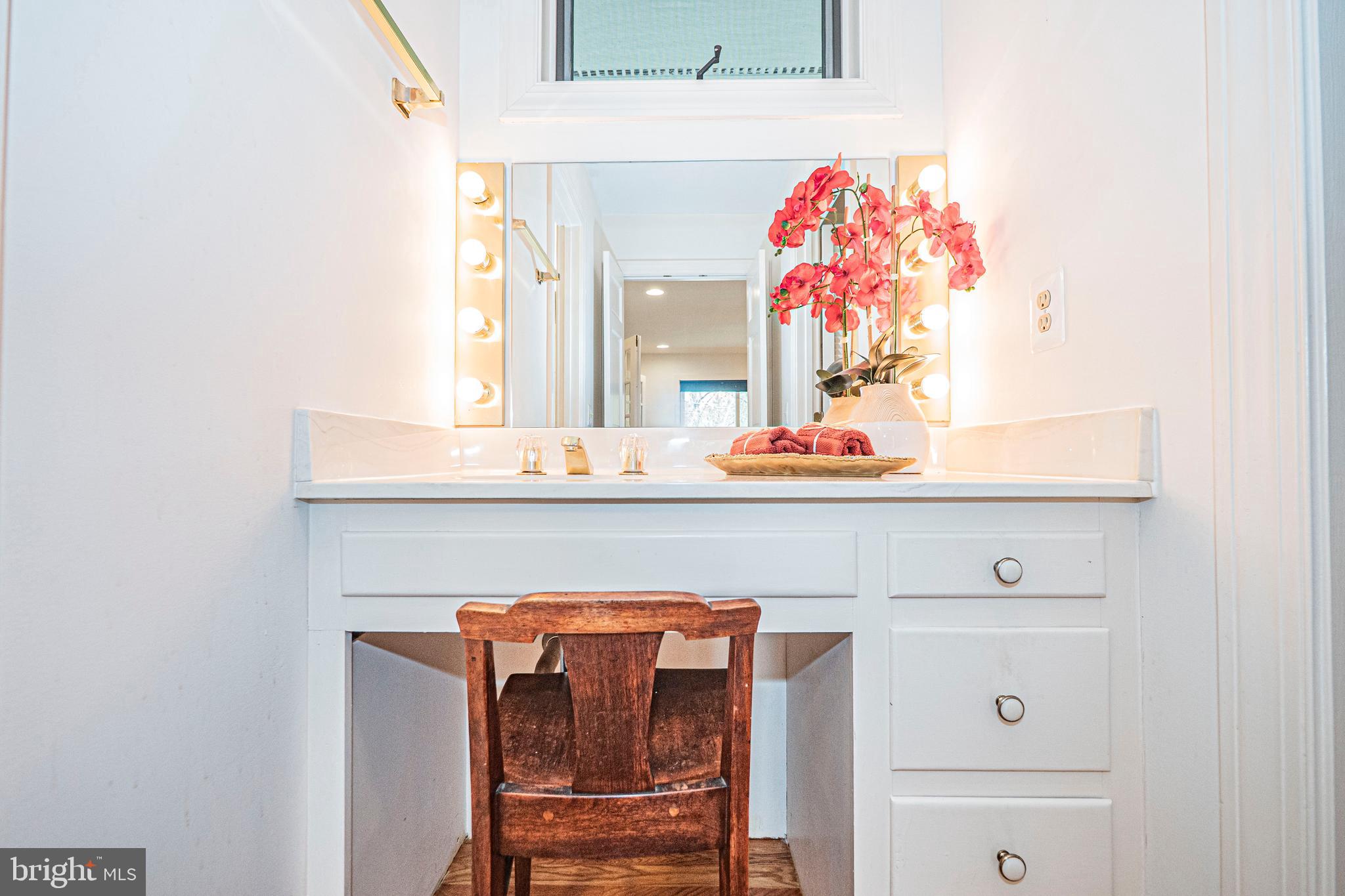 10100 Watkins Road Gaithersburg, MD 20882 - Photo 43 of 113 Main Level - Primary Dressing Room