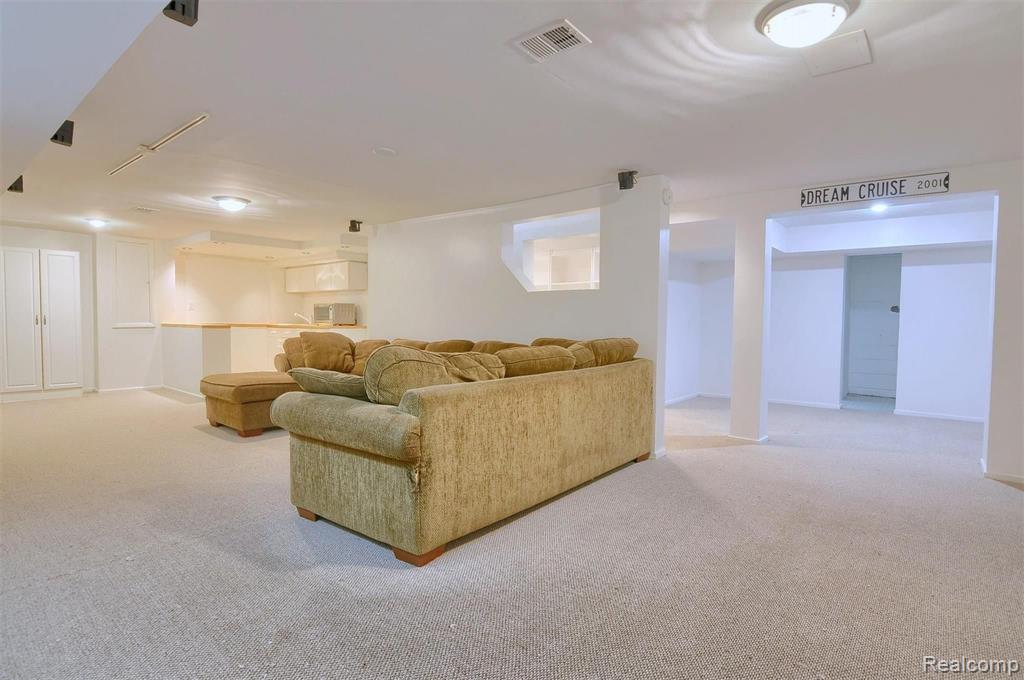 26117 York Road Huntington Woods, MI 48070 - Photo 25 of 32